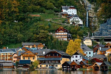 Geleneksel kırsal Alpler ile Hallstatt Avusturya Alpleri resort ve dağ köyü evleri, restoranlar, oteller ve Hallstatt Gölü evlerde ahşap tekne. Yer: Hallstatt Gölü, Avusturya, Alpler