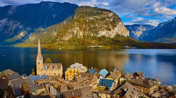 Vista panorâmica panorâmica dos alpes austríacos. Aldeia de montanha Hallstatt no lago Hallstatt. Dia ensolarado vista lago em Hallstatt alpes montanhas. Localização: aldeia resort Hallstatt, Salzkammergut, Áustria, Alpes — Fotografia de Stock