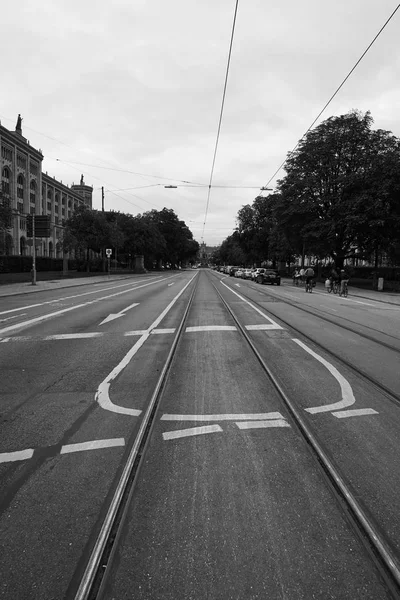 Altstadthäuser und Straßenbahnschienen in München. schwarz-weiß — Stockfoto