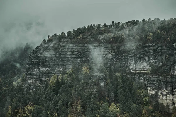 Puslu yağmurlu sabah yatay, bohem Sakson İsviçre kum kayalık montains sonbahar renkleri