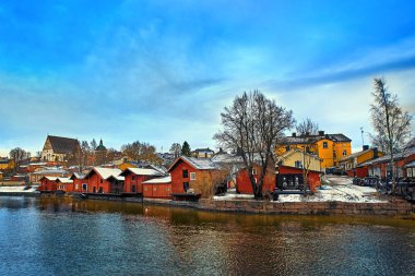 Ahşap evler ve Ortaçağ taş ve tuğla Porvoo Katedrali mavi saat gündoğumu, eski tarihi Porvoo, Finlandiya