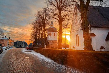 Eski tarihi Porvoo, Finlandiya. Ortaçağ taş ve tuğla Porvoo Katedrali mavi saat gündoğumu