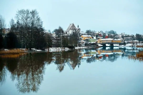 Vecchia storica Porvoo, Finlandia con case in legno e pietra medievale e mattoni Porvoo Cattedrale sotto la neve bianca in inverno — Foto Stock