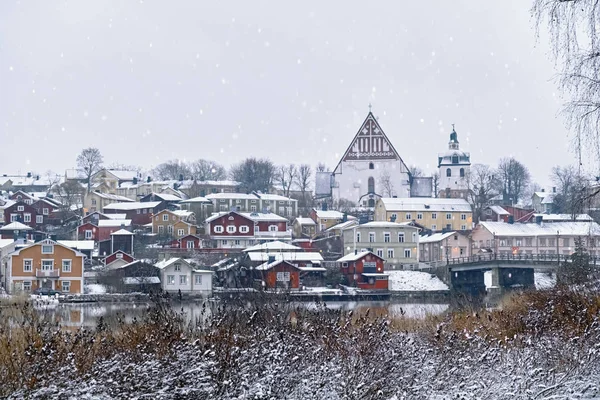 Vieux Porvoo historique, Finlande avec maisons en bois et pierre médiévale et brique Cathédrale de Porvoo sous neige blanche en hiver — Photo