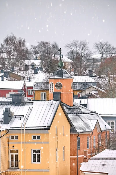 Vieux Porvoo historique, Finlande avec maisons en bois et pierre médiévale et brique Cathédrale de Porvoo sous neige blanche en hiver — Photo