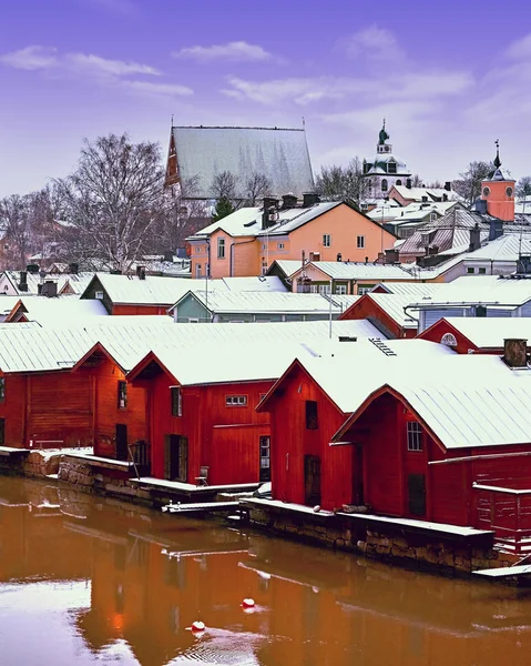 Eski tarihi Porvoo, Finlandiya ahşap evler ve Ortaçağ taş ve tuğla kışın beyaz kar altında Porvoo Katedrali