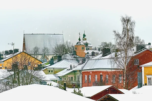 Vieux Porvoo historique, Finlande avec maisons en bois et pierre médiévale et brique Cathédrale de Porvoo sous neige blanche en hiver — Photo