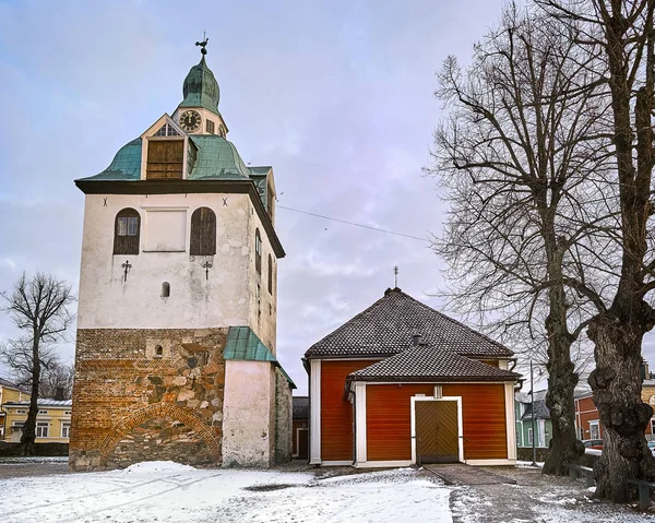 Vieux Porvoo historique, Finlande. Pierre médiévale et brique Cathédrale de Porvoo à l'heure bleue lever du soleil — Photo