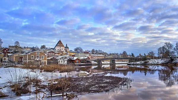 Starego zabytkowego Porvoo, Finlandia z drewnianych domów i średniowiecznych kamienia i cegły Porvoo katedry w niebieski godzinę wschodu — Zdjęcie stockowe