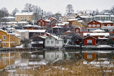 Eski tarihi Porvoo, Finlandiya ile geleneksel İskandinav kırsal kırmızı ahşap beyaz kar altında ev sahipliği yapmaktadır. Kar yağışı