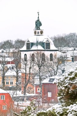 Eski tarihi Porvoo, Finlandiya ahşap evler ve Ortaçağ taş ve tuğla kışın beyaz kar altında Porvoo Katedrali