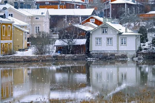 Vieux Porvoo historique, Finlande avec des maisons traditionnelles scandinaves en bois rouge rural sous la neige blanche. Neigement — Photo
