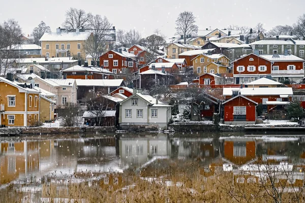 Velho Porvoo histórico, Finlândia com casas tradicionais de madeira vermelha rural escandinava sob neve branca. Neve — Fotografia de Stock