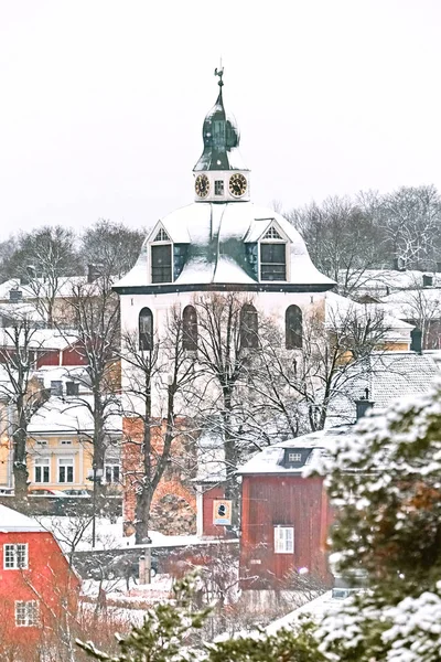 古老的历史波尔沃, 芬兰与木结构的房子和中世纪的石头和砖波尔沃大教堂在白雪下的冬天 — 图库照片