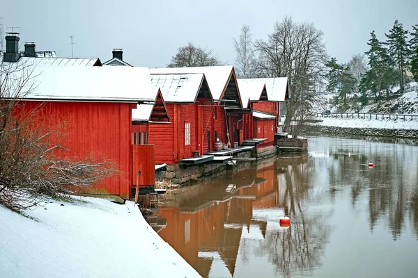 Vecchia Porvoo storica, Finlandia. Case di immagazzinaggio in legno vintage di colore rosso sul lungofiume con neve in inverno — Foto Stock