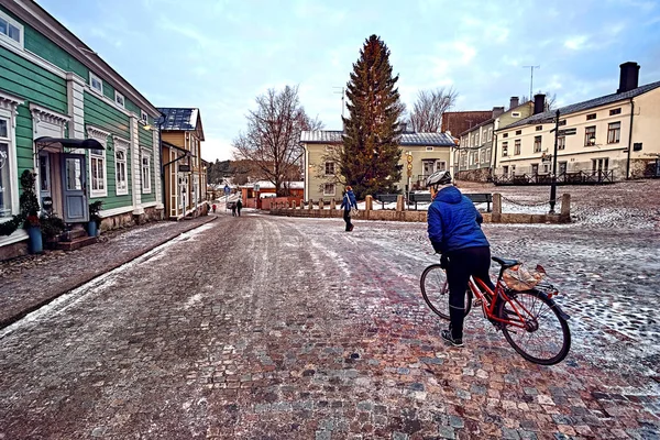 芬兰波尔沃----2018年12月25日: 老城广场, 有克里斯顿树和骑自行车的当地妇女 — 图库照片