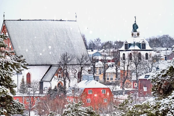Vieux Porvoo historique, Finlande avec maisons en bois et pierre médiévale et brique Cathédrale de Porvoo sous neige blanche en hiver — Photo