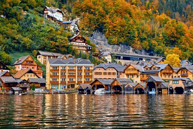 Geleneksel kırsal Alpler ile Hallstatt Avusturya Alpleri resort ve dağ köyü evleri, restoranlar, oteller ve Hallstatt Gölü evlerde ahşap tekne. Yer: Hallstatt Gölü, Avusturya, Alpler