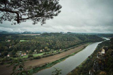 Bastei Sakson İsviçre, Almanya açısından sisli sis dağlara dağlar, gündoğumu sabah sis, Sakson İsviçre Ulusal Parkı