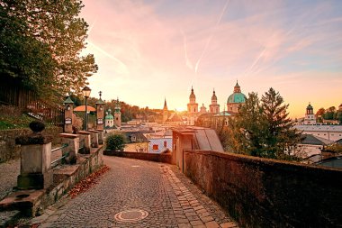 Yaz aylarında Residenzplatz meydanında Salzburg, Salzburger arazi, Avusturya Salzburg Katedrali (Dom zu Salzburg) güzel günbatımı manzaraya