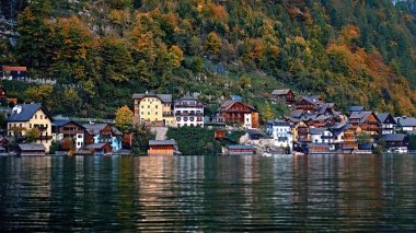 Geleneksel kırsal Alpler ile Hallstatt Avusturya Alpleri resort ve dağ köyü evleri, restoranlar, oteller ve Hallstatt Gölü evlerde ahşap tekne. Yer: Hallstatt Gölü, Avusturya, Alpler