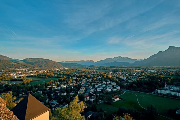 Hermosa puesta de sol vista aérea en Salzburgo, Austria, Europa. Ciudad en los Alpes de Mozart nacimiento. Vista panorámica del horizonte de Salzburgo desde Festung Hohensalzburg en otoño — Foto de Stock