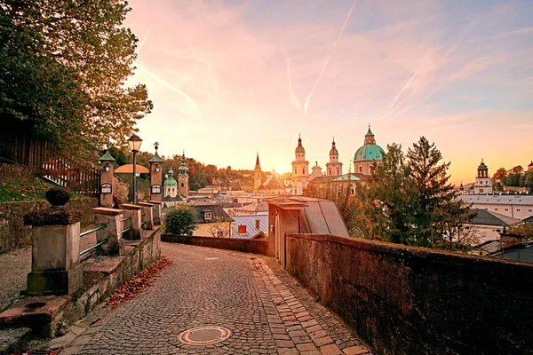 Yaz aylarında Residenzplatz meydanında Salzburg, Salzburger arazi, Avusturya Salzburg Katedrali (Dom zu Salzburg) güzel günbatımı manzaraya
