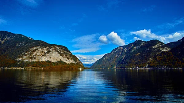 Vista panorámica panorámica de los Alpes austríacos. Hallstatt pueblo de montaña en el lago Hallstatt. Día soleado vista al lago en los Alpes Hallstatt montañas. Ubicación: resort village Hallstatt, Salzkammergut, Austria, Alpes — Foto de Stock