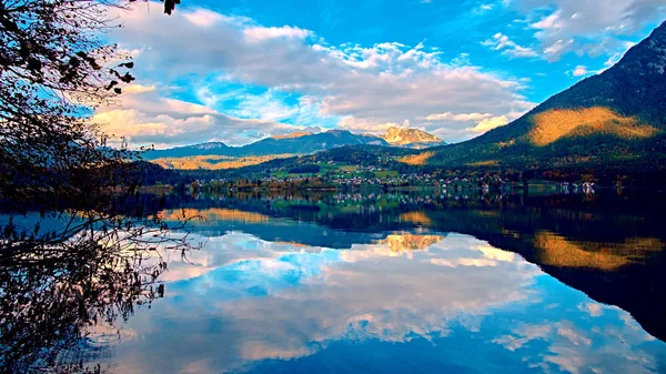 Hermosa vista panorámica en el lago de los Alpes austríacos. Antiguas casas rurales vintage y casas de madera en botes en los Alpes en Hallstatt lago de montaña a la hora azul. Ubicación: resort village Hallstatt, Austria, Alpes — Foto de Stock
