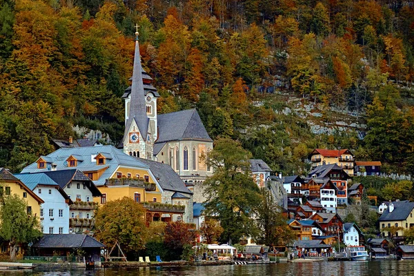 Vacker vacker utsikt över österrikiska Alperna. Berömda kyrkan i Hallstatt bergsby. Solig dag sjön Visa på Hallstatt Alperna bergen. Plats: semesterpark Hallstatt, Salzkammergut, Österrike, Alperna — Stockfoto