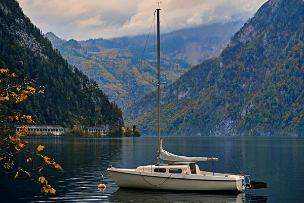 Красиві мальовничим видом над спокійну і мирну австрійських Альпах озера. Самотня катер або яхту в сонячному світлі вечір з хмари над гори Альп на озері неподалік від міста Халлстатт Зальцкаммергут Австрії — стокове фото