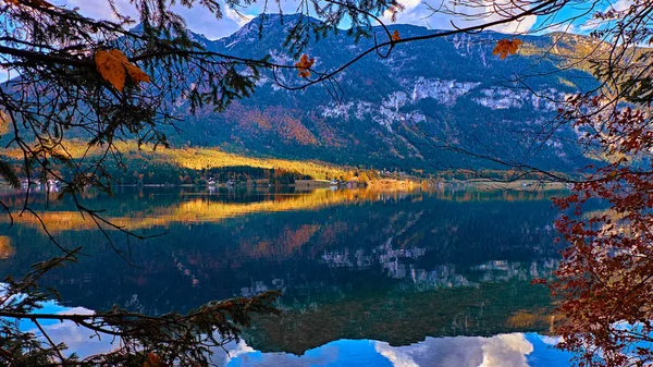 Vacker utsikt på österrikiska Alperna lake. Landsbygdens Hus en gammal vintage och träbåt hus i Alperna vid Hallstatt fjällsjö på blå timmen. Plats: semesterpark Hallstatt, Österrike, Alperna — Stockfoto