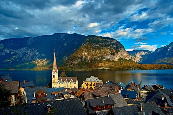 Vacker vacker utsikt över österrikiska Alperna. Hallstatt bergsby vid sjön Hallstätter. Solig dag sjön Visa på Hallstatt Alperna bergen. Plats: semesterpark Hallstatt, Salzkammergut, Österrike, Alperna — Stockfoto