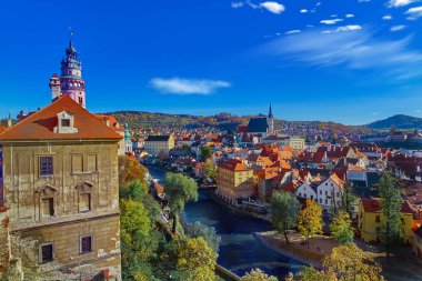 South Bohemian Region Çek Cumhuriyeti'nin Chesky Krumlov Eski şehrin tarihi merkezi üzerinden hava görünüm Vltava Nehri üzerinde. UNESCO Dünya Miras Listesi