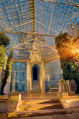 Muhteşem güneş ışık yansıması cam Bahçe Müzesi Galerisi Hluboka nad Vltavou chateau. Günbatımı üzerinde kale Hluboka, Çek Cumhuriyeti