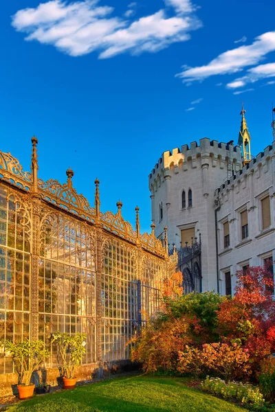 Cam bahçede muhteşem güneş ışık yansıması Hluboka nad Vltavou chateau. Günbatımı üzerinde kale Hluboka, Çek Cumhuriyeti.