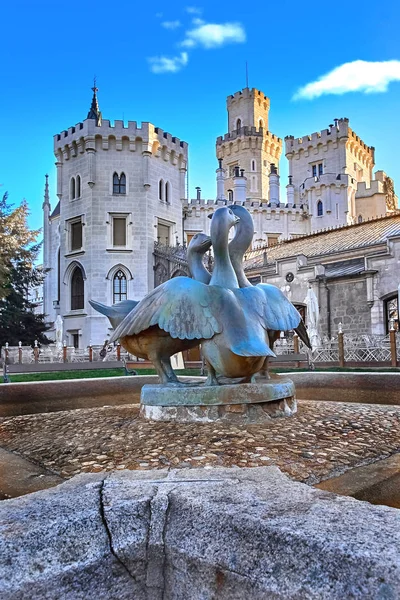 Eski kuğular üzerinde güzel gün batımı Çeşme tarafından Hluboka nad Vltavou chateau. Hluboka Castle, Çek Cumhuriyeti