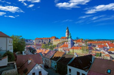 South Bohemian Region Çek Cumhuriyeti'nin Chesky Krumlov Eski şehrin tarihi merkezi üzerinden hava görünüm Vltava Nehri üzerinde. UNESCO Dünya Miras Listesi