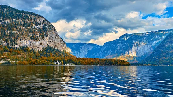 Natursköna panoramautsikt över österrikiska Alperna vid Hallstatt fjällsjö. Solig dagsvy från sjön över gamla vintage slott i Alperna-bergen. Plats: resort Hallstatt, Österrike Alperna — Stockfoto