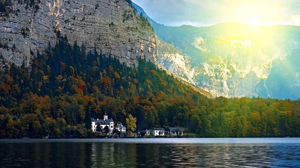 Vista panorámica panorámica de los Alpes austríacos en el lago de montaña Hallstatt. Vista soleada del día desde el lago sobre el antiguo castillo vintage en las montañas de los Alpes. Ubicación: resort Hallstatt, Austria Alpes — Foto de Stock