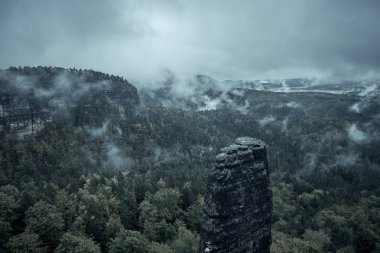 Sonbahar renkleri kum kayalık montains çek Sakson İsviçre, Deadpan Karanlık sisli yağmurlu sabah yatay