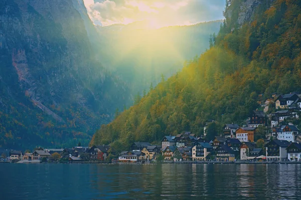 Solnedgång över Hallstatt österrikiska Alperna resort och mountain village med traditionella landsbygden Alperna hus, restauranger, hotell och träbåt hus vid sjön Hallstätter. Plats: Hallstatt sjön Österrike Alperna — Stockfoto