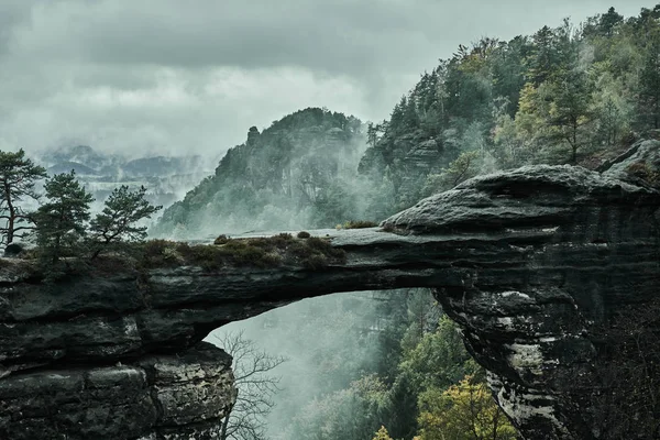 Dimmiga dimmigt landskap av Pravcicka utfärda utegångsförbud för (Pravcicka brana) den största naturlig sandstenen arch i Europa i Tjeckien Schweiz (böhmiska Schweiz eller Ceske Svycarsko) National Park — Stockfoto