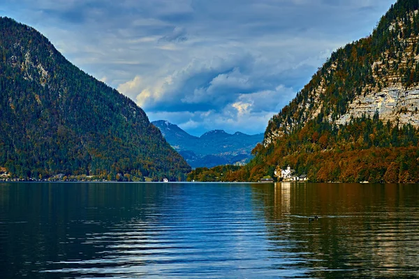 Vacker vacker utsikt över österrikiska Alperna. Hallstatt bergsby vid sjön Hallstätter. Solig dag sjön Visa på Hallstatt Alperna bergen. Plats: semesterpark Hallstatt, Salzkammergut, Österrike, Alperna — Stockfoto