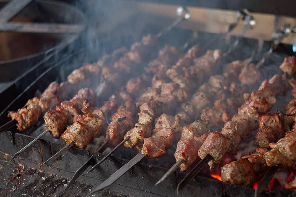 Barbecue tradizionale caucasico shashlik — Foto Stock