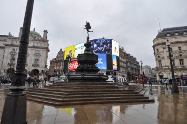 Yaklaşık Şubat 2018 - Londra, İngiltere: Piccadilly Circus Anteros aka Eros heykeli ile