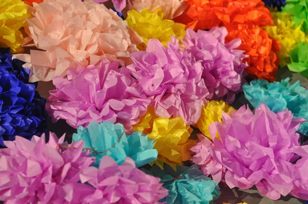 许多纸花为党装饰在许多不同的颜色 — 图库照片