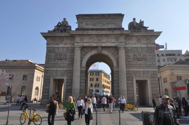 Milan, İtalya - Nisan 2018 yaklaşık: Porta Garibaldi şehir kapıları