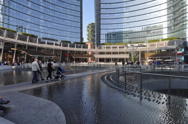 Milan, İtalya - Nisan 2018 yaklaşık: Cesar Pelli mimar tarafından tasarlanan Torre (Unicredit kule anlamına gelir) Unicredit Bankası Genel Müdürlük