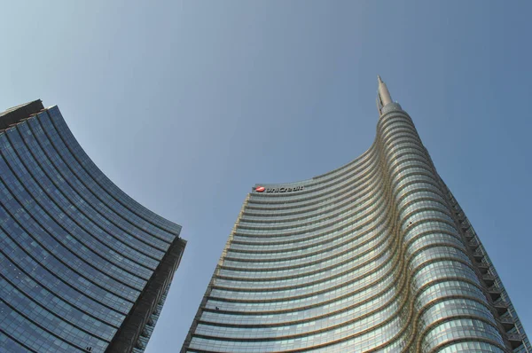 Milan, İtalya - Nisan 2018 yaklaşık: Cesar Pelli mimar tarafından tasarlanan Torre (Unicredit kule anlamına gelir) Unicredit Bankası Genel Müdürlük